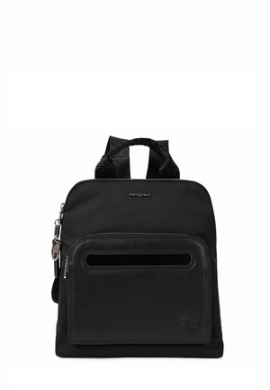 Sac à dos rectangulaire noir avec poignées supérieures, une poche avant zippée avec une fente horizontale, et des détails argentés sur la fermeture éclair et le porte-clés.