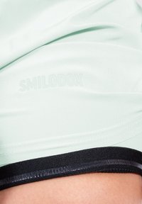 Smilodox ADVANCE PRO 2IN1 - Urheilushortsit - grün