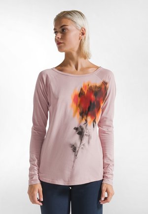Langärmliges rosa Hemd mit einem Aquarellblumenmuster in Rot und Orange, gefertigt aus weichem Stoff mit lockerer Passform und runder Ausschnitt.