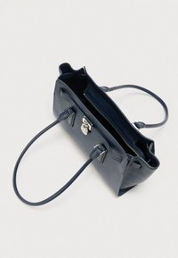 Tengerészkék bőr kézitáska, dupla fogantyúval, cipzáros rekesszel és ezüst színű fémszerelékkel záródik. Simított felületű, szerkezetes kialakítású.