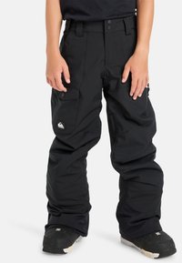 Zwarte waterdichte sneeuwbroeken met cargozakken, een verstelbare tailleband en versterkte enkelmanchetten, ontworpen voor actieve wintersporten.