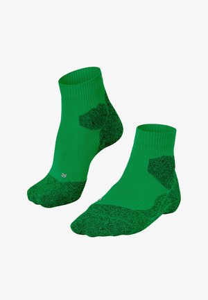 Een paar groene enkelsokken met een donkerdere textuur in de zool en hiel, voorzien van versterkte padding en geribbelde boorden.