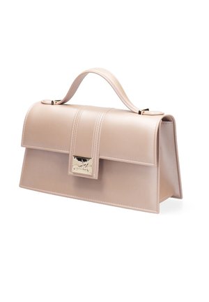 Beige rechthoekige handtas met bovenhandvat, voorflap en goudkleurige rechthoekige sluiting, afgebeeld tegen een witte achtergrond.