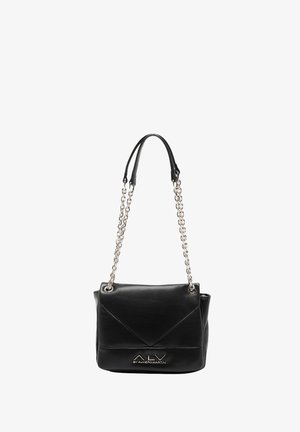 Borsa a mano in pelle nera con design strutturato, caratterizzata da una tracolla con catena e dettagli di cuciture triangolari.