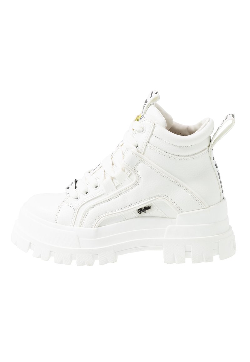 Baskets hautes en cuir blanc avec une semelle blanche épaisse, fermeture à lacets, col rembourré et une languette de tirage marquée au talon.