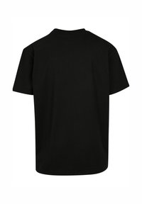 Sort T-shirt lavet af bomuld, med korte ærmer, rund hals og almindelig pasform. Ingen grafikker eller udsmykninger synlige.