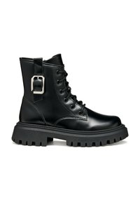 Bottes de combat en cuir noir avec une semelle en caoutchouc épaisse, un design à lacets et un détail de boucle sur le côté. Texture lisse et construction robuste.