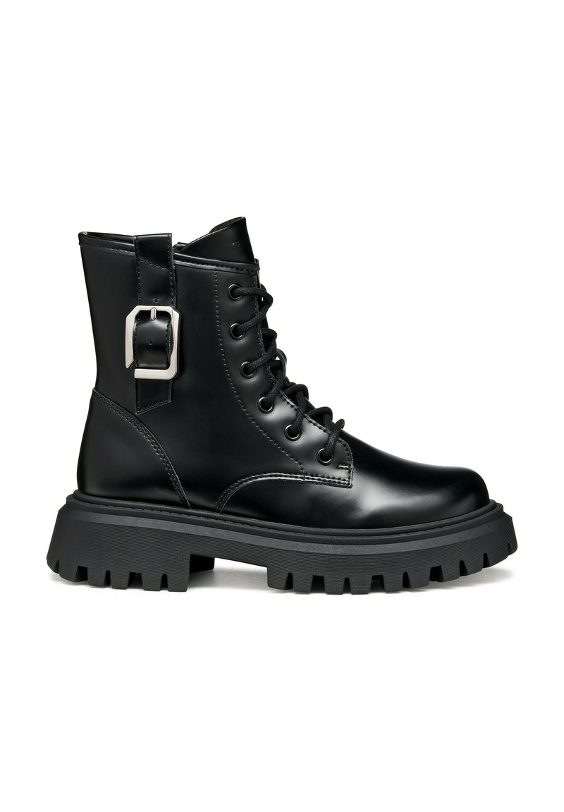 Bottes de combat en cuir noir avec une semelle en caoutchouc épaisse, un design à lacets et un détail de boucle sur le côté. Texture lisse et construction robuste.