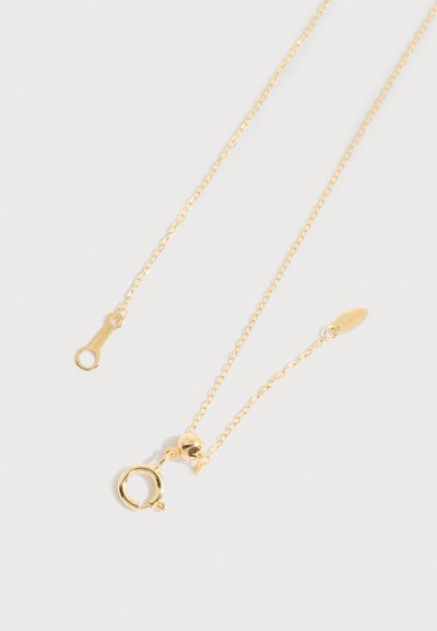 Κολιέ από χρυσή αλυσίδα με κούμπωμα ελατηρίου και μικρή σφαιρική χάντρα κοντά στο κούμπωμα, τοποθετημένο επίπεδα σε λευκό φόντο.