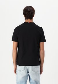 Tommy Hilfiger CHEST STRIPE TEE - Tričko s potlačou - black