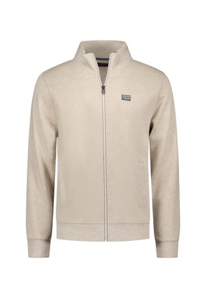 Beige sweater met ritssluiting, hoge kraag, geribde manchetten en zoom, twee zakken aan de voorkant en een klein rechthoekig logo op de linkerborst.
