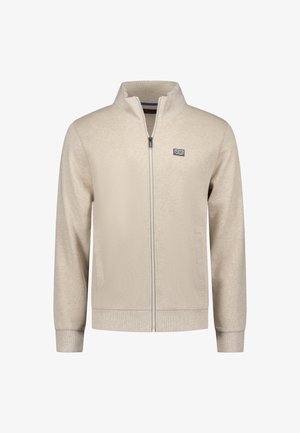 Beige sweater met ritssluiting, hoge kraag, geribde manchetten en zoom, twee zakken aan de voorkant en een klein rechthoekig logo op de linkerborst.