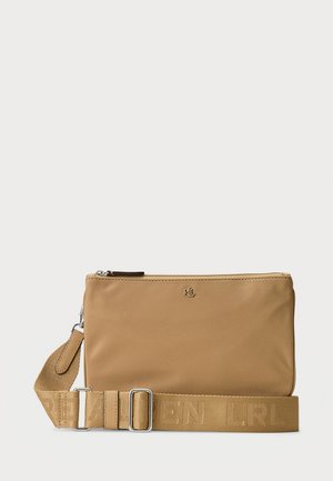 Sac en nylon beige avec une finition lisse, fermeture éclair, et une bandoulière en toile avec un motif de logo. Design rectangulaire compact.