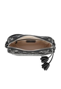 Borsa a tracolla nera in pelle con motivi bianchi, chiusura con zip e fodera interna. Presenta dettagli in gomma per una presa facilitata.