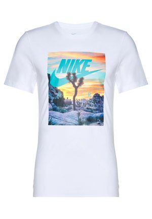 Weißes Baumwoll-T-Shirt mit einem rechteckigen Grafikdesign, das eine Wüstenlandschaft zeigt, und dem "NIKE"-Logo in Türkis- und Orangetönen.