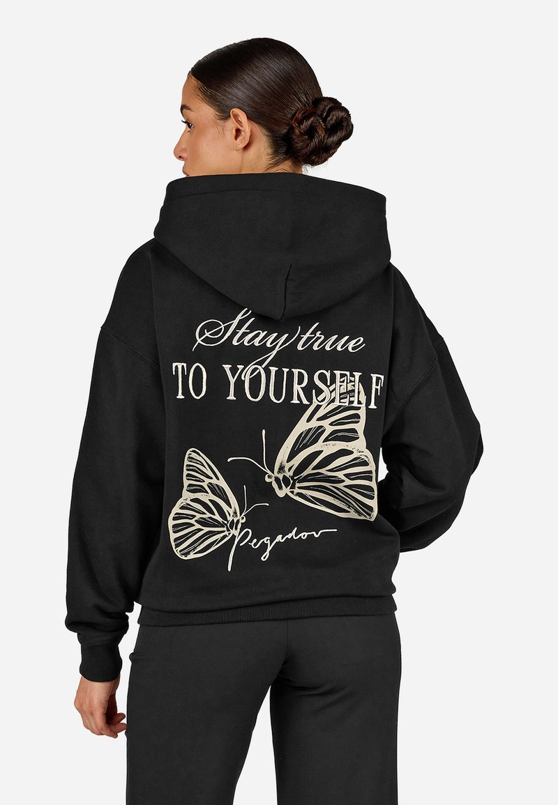 Fekete kapucnis pulóver, nagy grafikával, amelyen két körvonalazott pillangó és a "Maradj hű önmagadhoz" felirat található arany színben. Puha anyag.