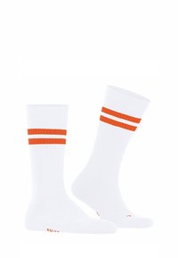 Weiße Crew-Socken mit zwei orangefarbenen horizontalen Streifen an der Oberseite. Aus einem gerippten Material gefertigt, mit verstärkter Zehen- und Fersenpartie.
