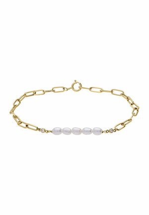 Gouden kettingarmband met vijf witte parels in het midden en twee kleine ronde edelstenen vlak bij de sluiting op een witte achtergrond.
