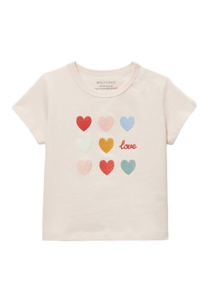 T-shirt rose clair pour tout-petit à manches courtes, décoré de neuf cœurs colorés et du mot « love » brodé en rouge.