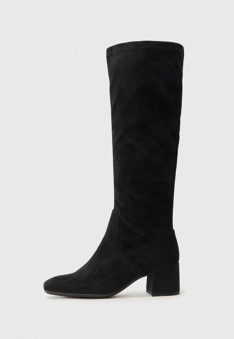 Mustad suede põlve kõrged saapad ruudukujulise kontsaga ja terava ninaga, millel on sile tekstuur ja lihtne, elegantne disain.