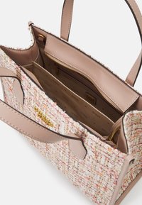 Suorakaiteenmuotoinen olkalaukku, jossa on vaaleanpunainen tweed-pinta, beiget nahkahihnat ja beigen värinen sisusta, jossa on vetoketjullisia ja avoimia taskuja.