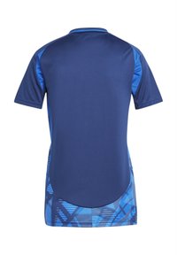 Maglietta sportiva a maniche corte di colore blu scuro con pannelli d'accento blu. Presenta un motivo geometrico testurizzato all'orlo e un design con scollatura a girocollo.