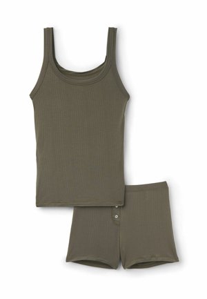 Top sin mangas de canalé y pantalones cortos a juego en verde oliva, dispuestos planos sobre un fondo blanco.