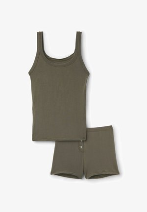 Top sin mangas de canalé y pantalones cortos a juego en verde oliva, dispuestos planos sobre un fondo blanco.