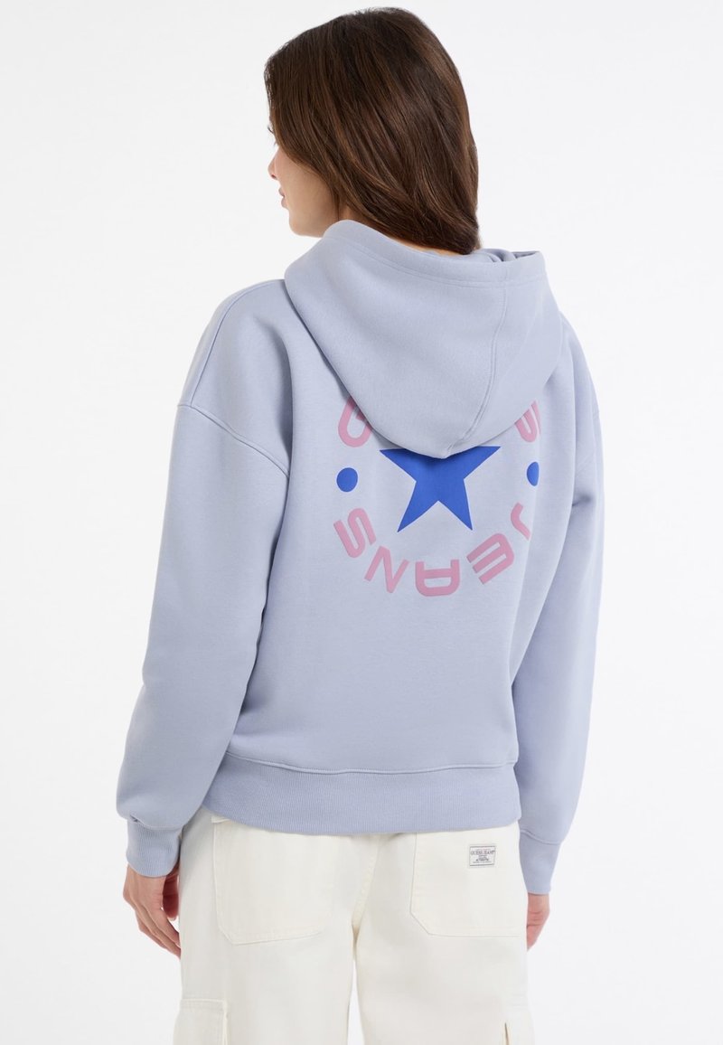 Felpa blu chiaro con un design grafico che presenta una stella blu e testo rosa, realizzata in materiale morbido, con tasca a marsupio e cappuccio.