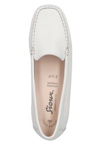 Weißes Leder-Mokassin mit gestickten Details, im Slip-On-Design, glatter Textur und einer beigen Innensohle, die mit dem Markennamen und Logo versehen ist.
