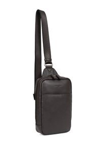 Borsa a tracolla in pelle marrone con una texture liscia, chiusura con zip e tracolla regolabile. Presenta una tasca frontale e hardware minimale.