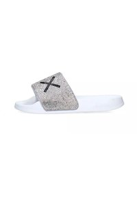 Infradito bianchi con una ampia fascia di glitter argentato che presenta un design a X nera. Texture liscia, forma minimalista e stile slip-on.