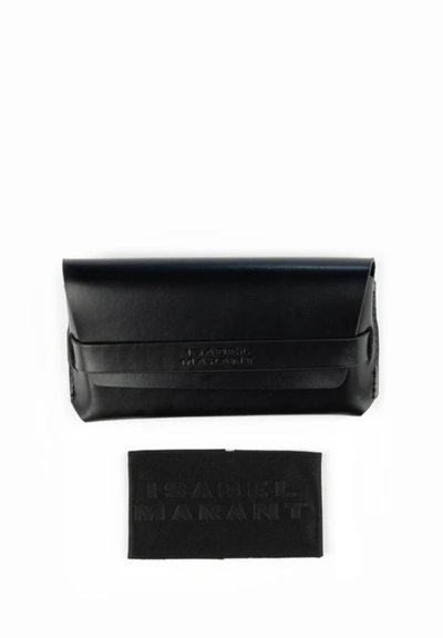 Custodia per occhiali in pelle nera con chiusura a patta e panno pulente nero abbinato, entrambi con il logo "Isabel Marant" impresso.