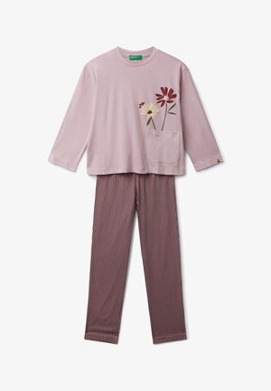 Haut à manches longues rose clair avec impression de poche florale, associé à un pantalon à carreaux bordeaux et blanc. Tissu en coton doux, coupe décontractée.