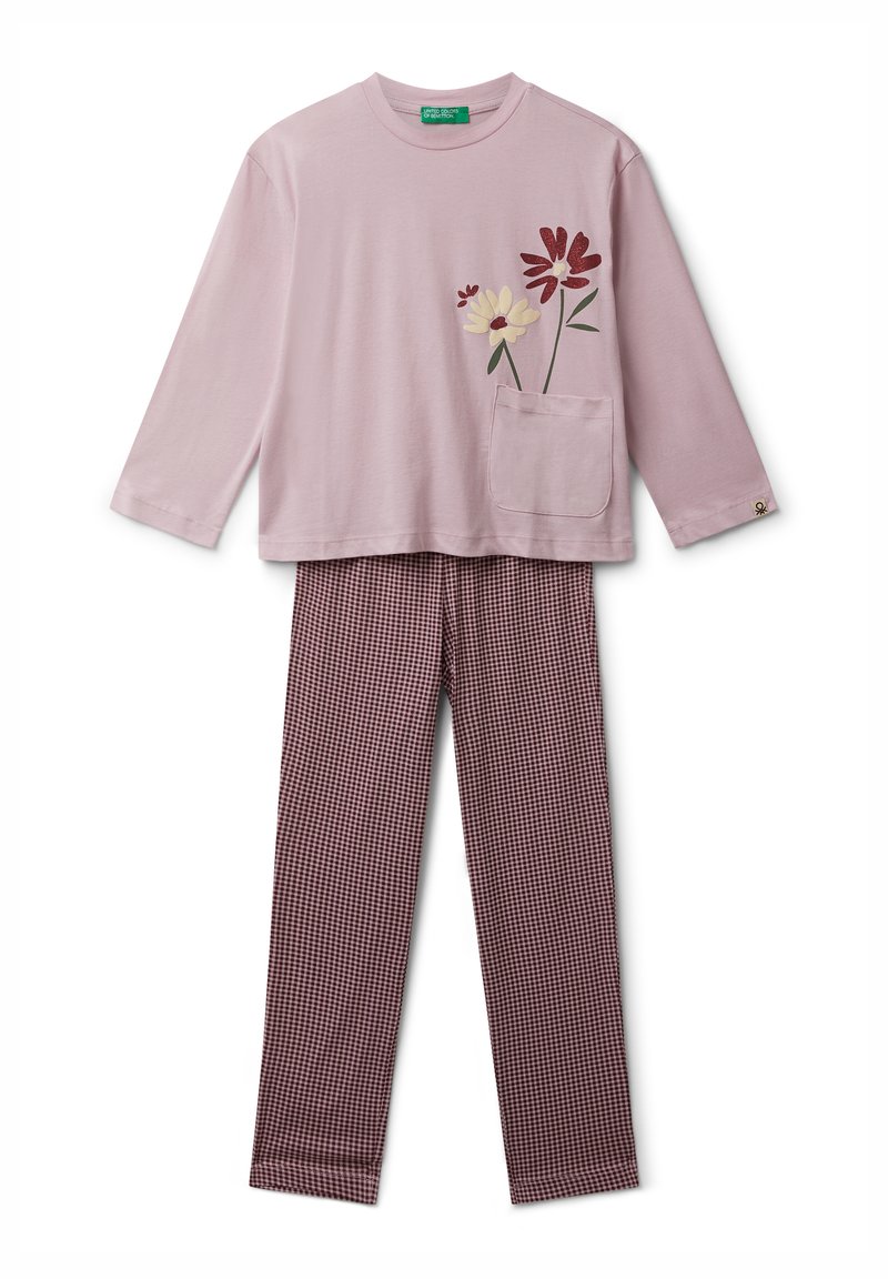 Camiseta de manga larga rosa claro con estampado de bolsillo floral, combinada con pantalones de cuadros en burdeos y blanco. Tejido de algodón suave, ajuste relajado.