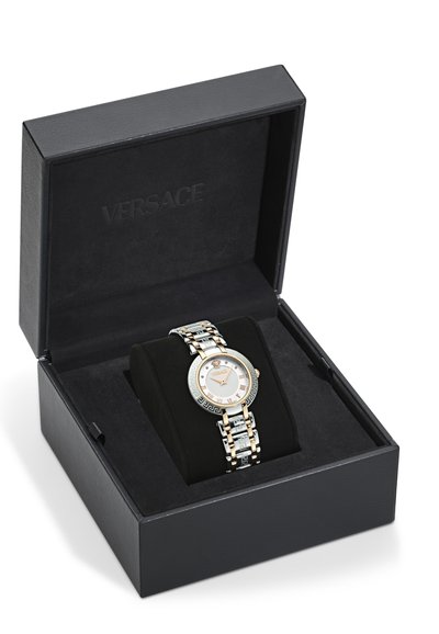 Montre-bracelet Versace en argent et or rose avec chiffres romains, logo Méduse, dans une boîte noire avec coussin de marque.