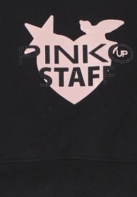 Tessuto nero con design di cuori rosa e il testo "PINKO STAFF" in nero, accentuato da una grafica di stella e farfalla.