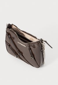 Borsa a mano in pelle patent marrone con chiusura zip, doppio scomparto e dettagli in catena. L'interno è foderato con un tessuto decorato.