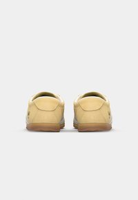 adidas Originals GAZELLE LO PRO W - Sneakers - almost yellow/footwear white