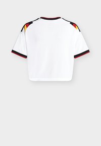 Wit sportshirt met korte mouwen, met zwarte, rode en gele strepen op de schouders en een zwart-rode afwerking aan mouwen en kraag.