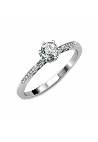 Anello di fidanzamento in oro bianco con un diamante centrale a brillante rotondo, con diamanti più piccoli incastonati lungo la fascia per un ulteriore scintillio.