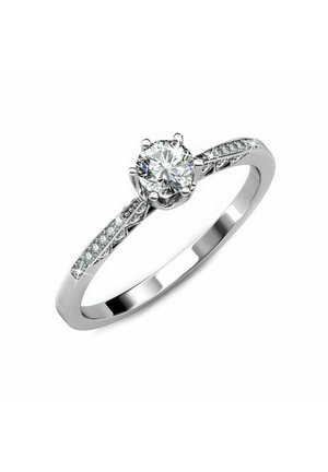 Witgouden verlovingsring met een ronde briljant geslepen diamant in het midden, omgeven door kleinere diamanten die langs de shank zijn gezet voor extra schittering.