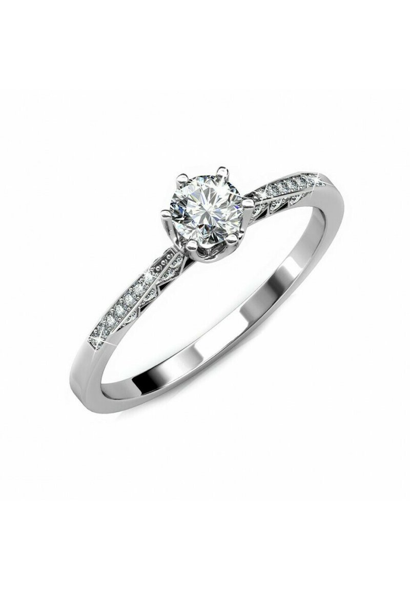 Anello di fidanzamento in oro bianco con un diamante centrale a brillante rotondo, con diamanti più piccoli incastonati lungo la fascia per un ulteriore scintillio.