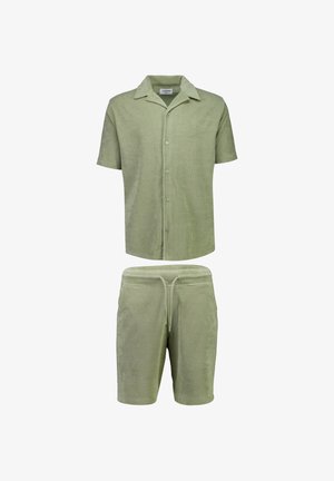 Lichtgroen terrycloth overhemd met korte mouwen en knopen, gecombineerd met bijpassende shorts met trekkoord.