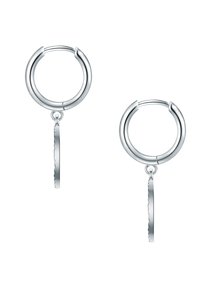 Silver hoopörhängen med en slät, polerad yta och en hängande skiva, utrustad med en scallopdesign, vilket ger textur och visuell intresse.