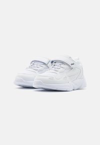 Chaussures de sport blanches en matériaux en maille et en cuir synthétique, avec un col rembourré et une sangle ajustable, dotées d'une semelle en caoutchouc épaisse et d'un détail de logo.