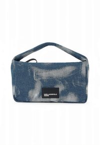 Denimväska med ett blått och grått abstrakt mönster, rektangulär form, topphandtag och en svart logotypmärke. Mjuk textur med kontrasterande färger.