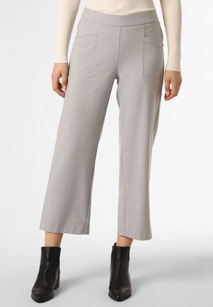 Helle graue weite Hosen mit glatter Textur, ausgestattet mit zwei Fronttaschen und einem flachen Bund, kombiniert mit schwarzen Stiefeletten.