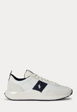 Baskets basses blanches avec une bande en tissu noir et un logo de joueur de polo blanc sur le côté, semelle blanche et fermeture à lacets.