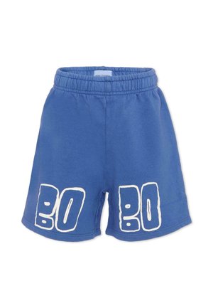 Niebieskie szorty z elastycznym pasem i białym, grubym napisem "BOBO" na przodzie każdej nogawki.